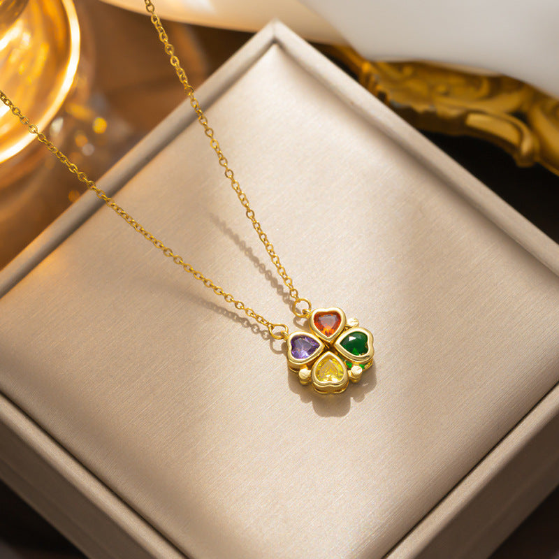Collana con Pendente Minimalista a Quadrifoglio da Donna in Acciaio al Titanio con Intarsio di Strass Micro-Pavé e Catena Ondulata