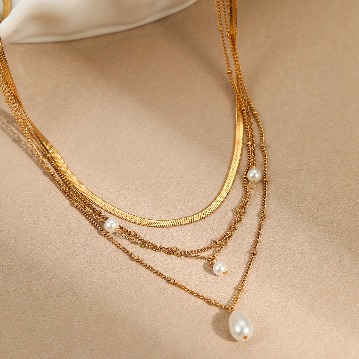 Collar Minimalista con Colgante de Gota de Agua para Mujer con Cadena de Acero Inoxidable y Acabado Bañado