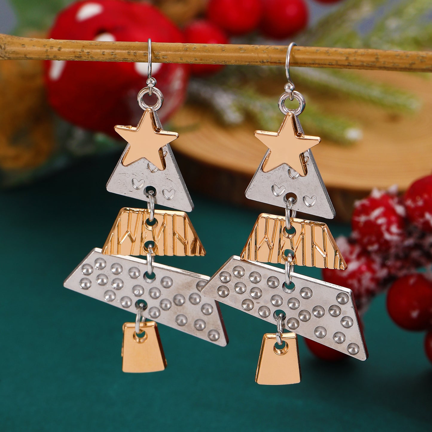 Pendientes largos colgantes de aleación geométrica con diseño de árbol de Navidad y acabado chapado en oro para mujer