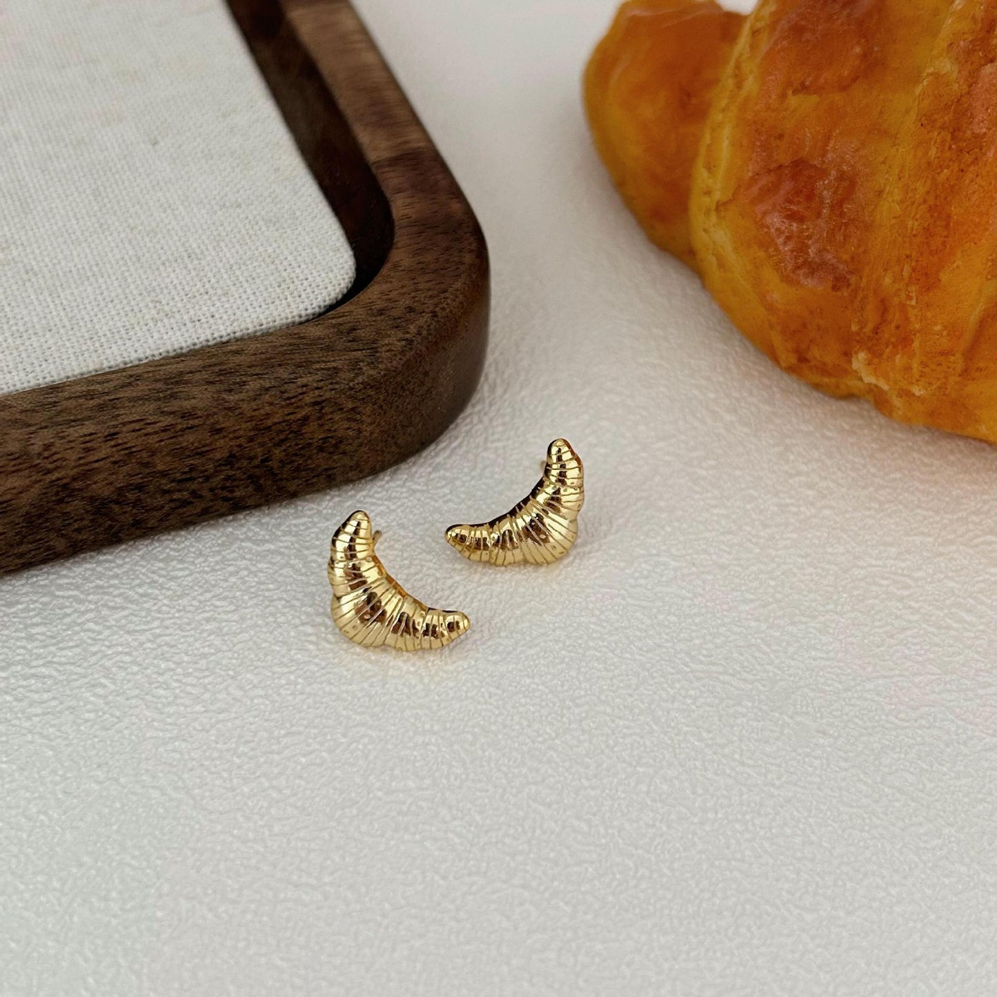 Orecchini a perno minimalisti a forma di corno in argento sterling 925 placcato oro