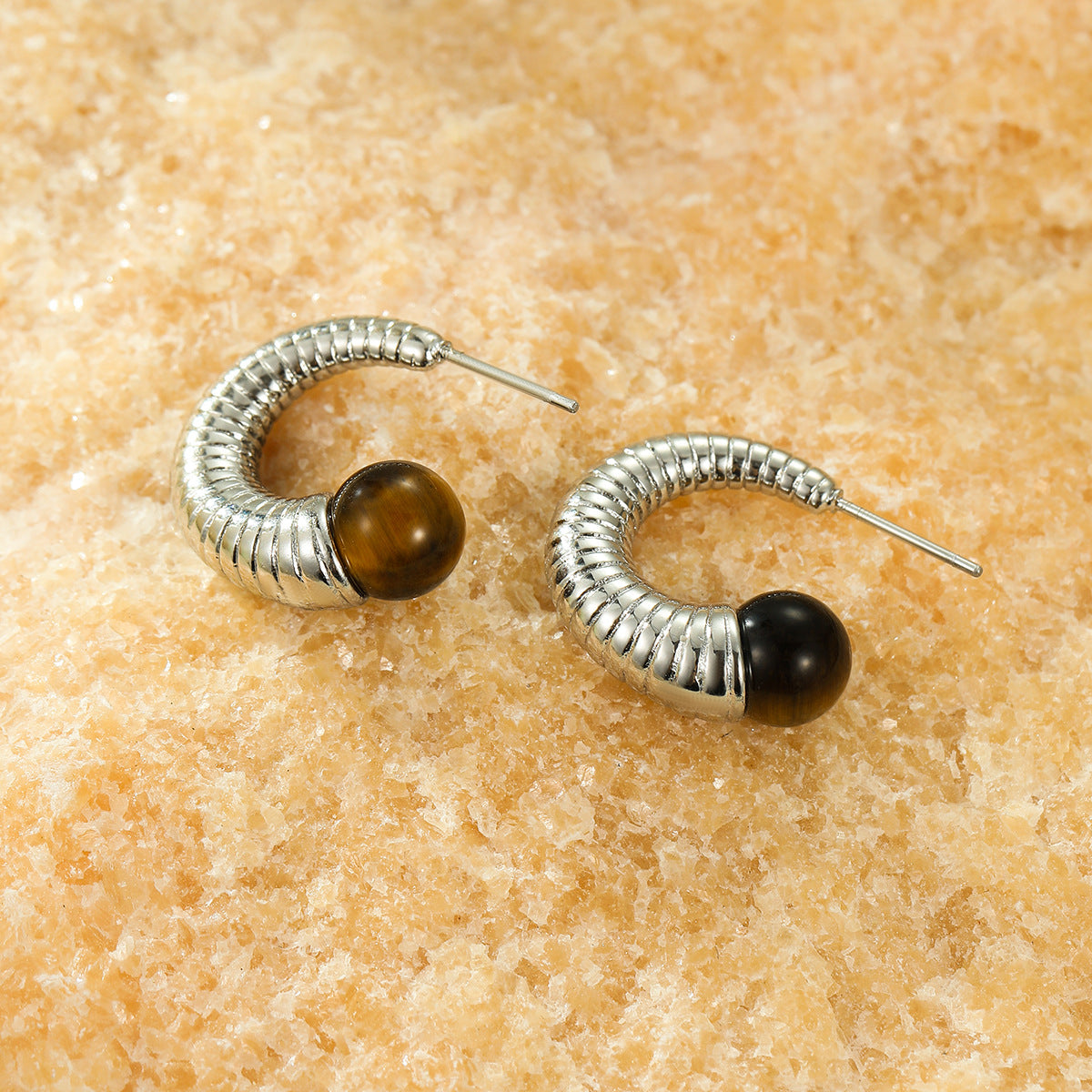 Orecchini a C in Acciaio al Titanio Stile Vintage con Perle e Inlay di Pietre Naturali Occhio di Tigre per Donna