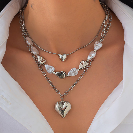 Collana con pendente a forma di cuore minimalista con nappe, catena in rame e ferro placcati, accenti di perle imitate, collana a strati da donna