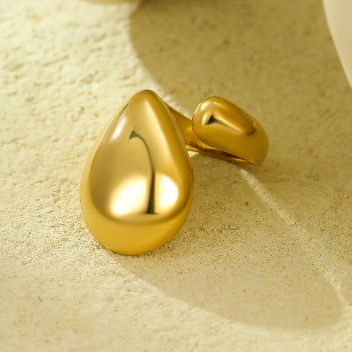 Anillo de acero inoxidable geométrico irregular minimalista con acabado chapado para mujer