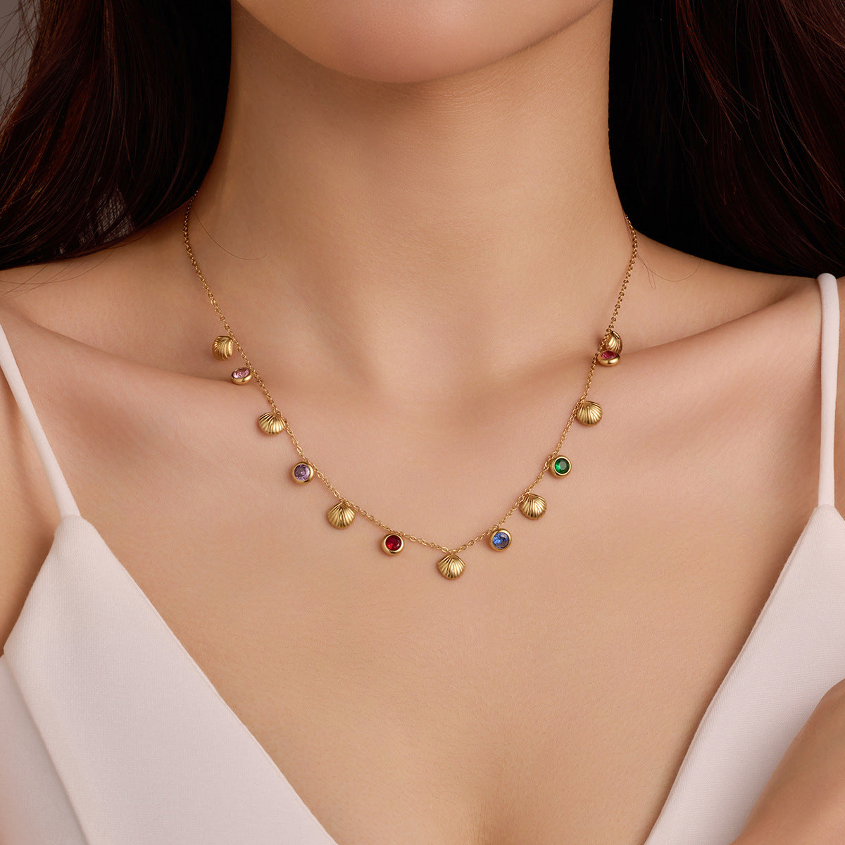Collana da Donna Minimalista con Ciondolo a Conchiglia, Inlay in Zirconi Colorati e Catena a Serpente in Acciaio Inossidabile
