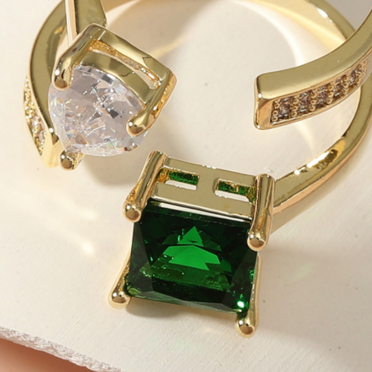 Anillo Ajustable Geométrico de Inspiración Vintage para Mujer con Incrustaciones de Zirconia Verde Esmeralda en Banda de Cobre