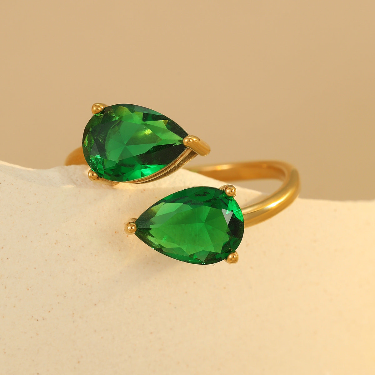 Anello da donna in acciaio inossidabile a forma di goccia d'acqua geometrica minimalista con finitura galvanica e zirconi colorati micro-incastonati