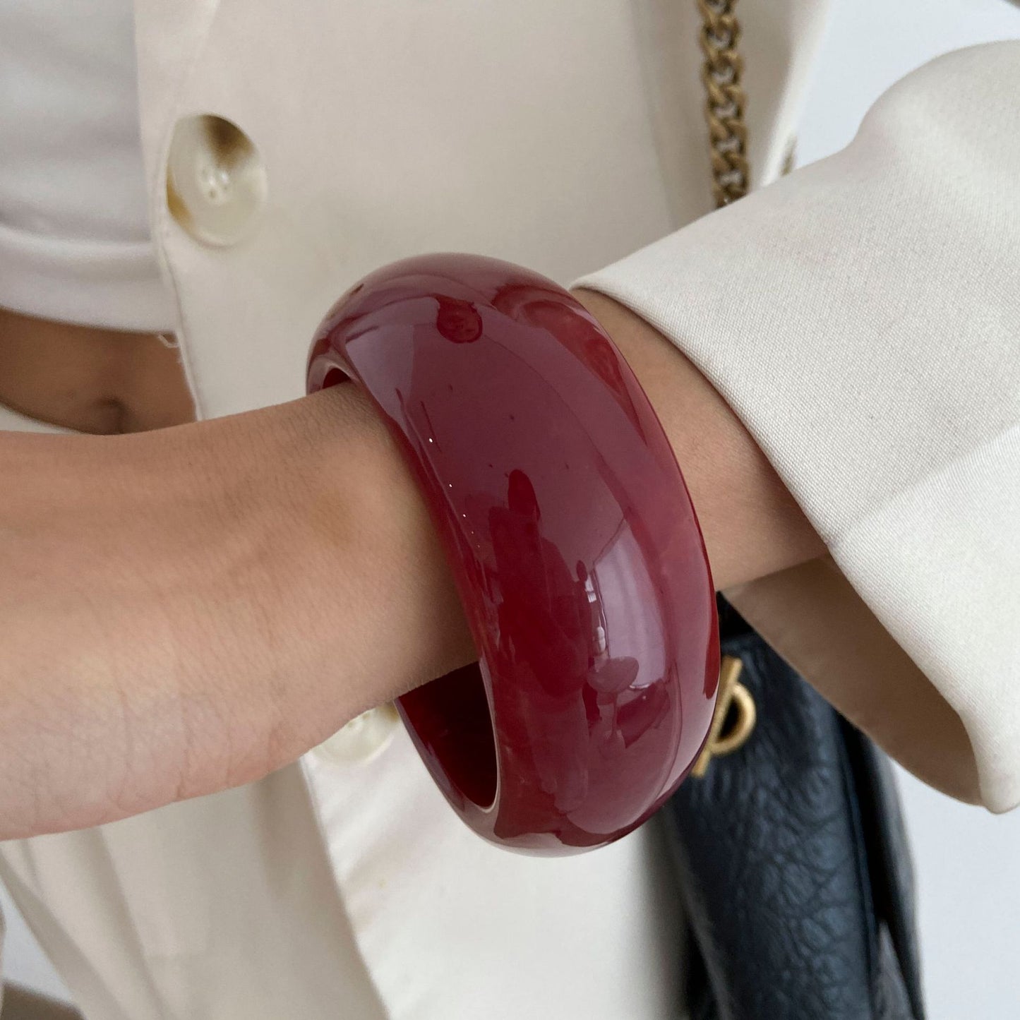 Pulsera Ancha Acrílica Irregular Geométrica para Mujer con Cierre de Resorte y Acabado Bañado