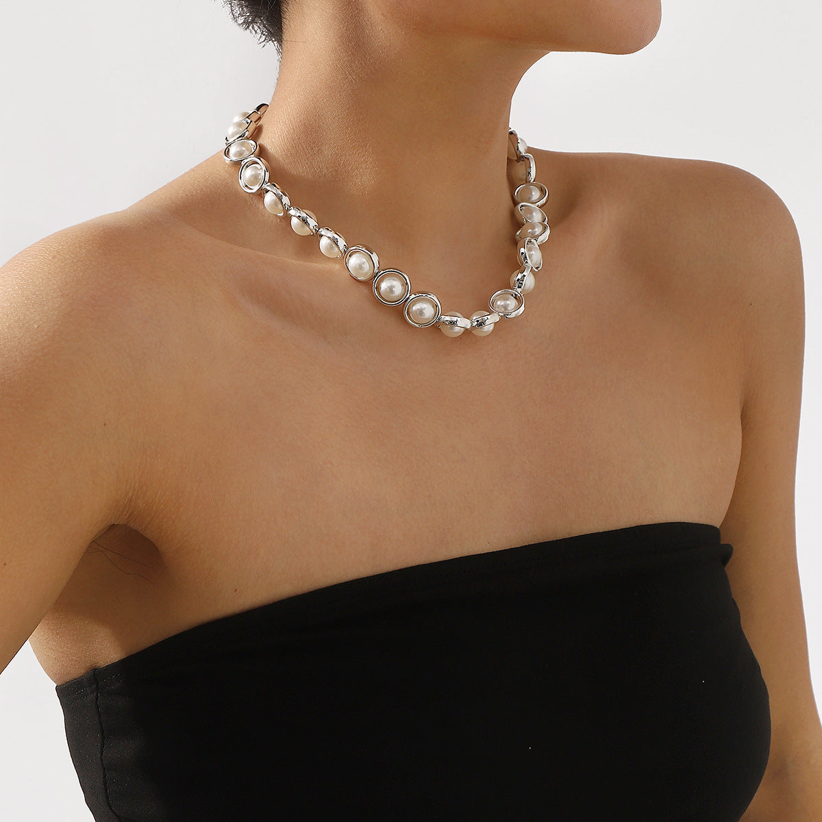 Elegante Collana con Colletto di Perle Vintage da Donna con Pendente a Forma Geometrica in Perle Imitazione su Catena di Perle