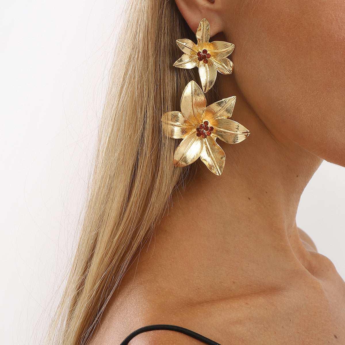 Pendientes de aleación con diseño floral elegante y acabado galvanizado para mujer, aretes minimalistas y versátiles a la moda