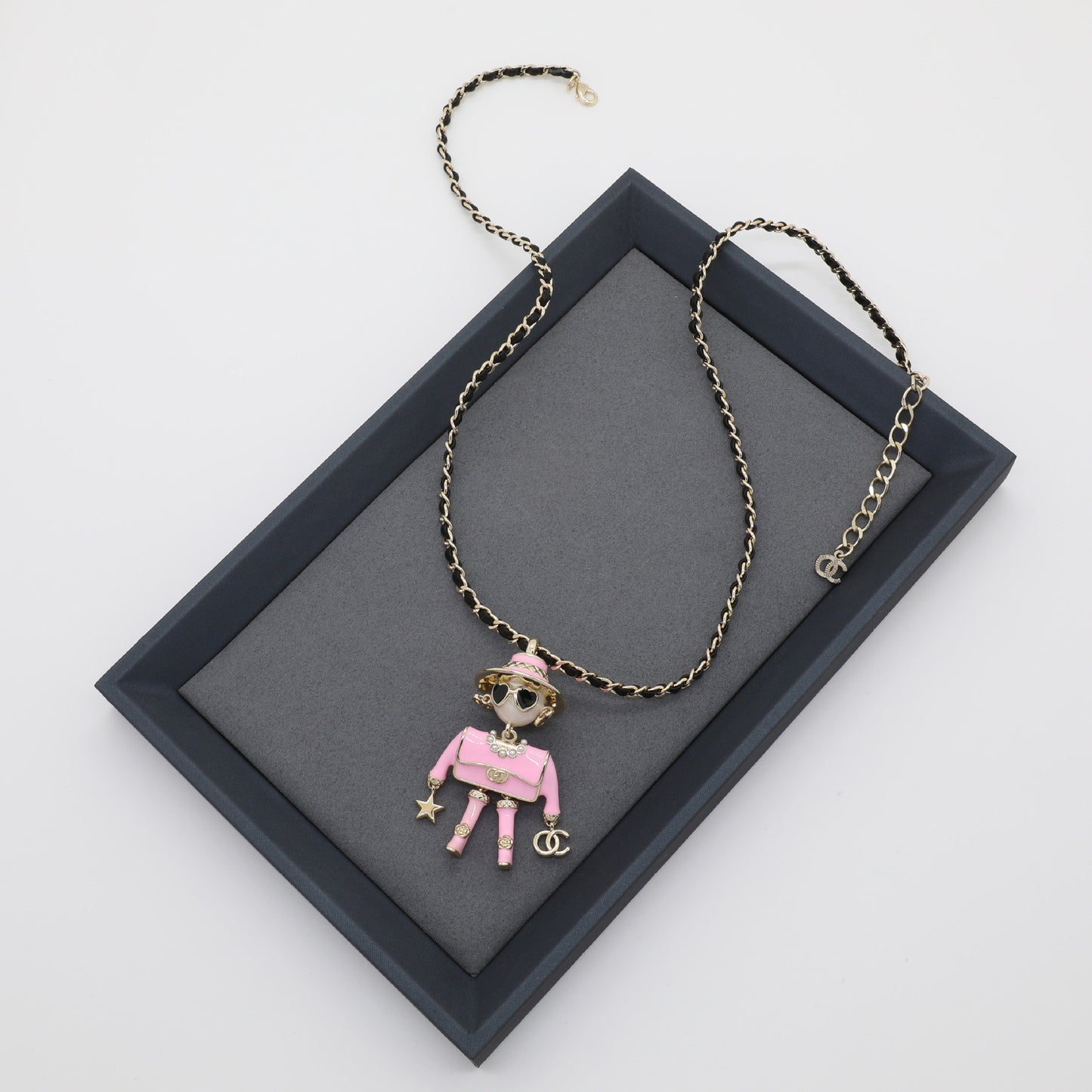 Collana con ciondolo a forma di robot a fumetti in ottone placcato oro di lusso con catena a sfera per donne