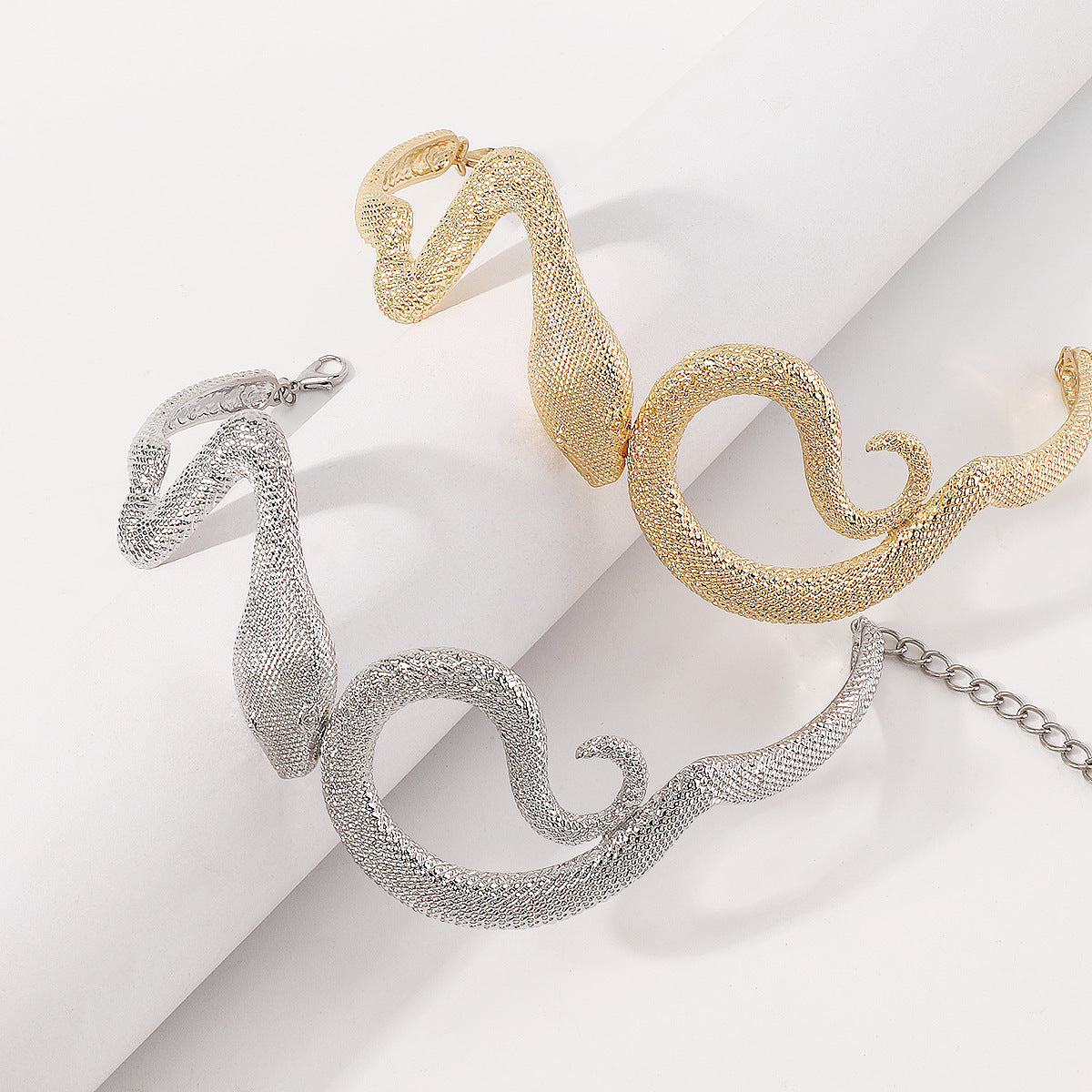 Collar de aleación con forma de serpiente geométrica dulce-vanguardista para mujer con textura artesanal y diseño vintage irregular de Hip-Hop