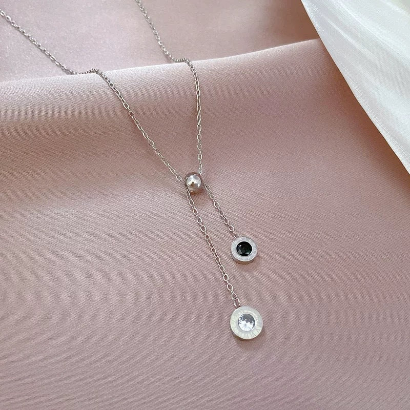 Collana con ciondolo geometrico minimalista da donna in acciaio al titanio con finitura placcata, accenti in zirconia bianca e nera, stile medaglione a strati