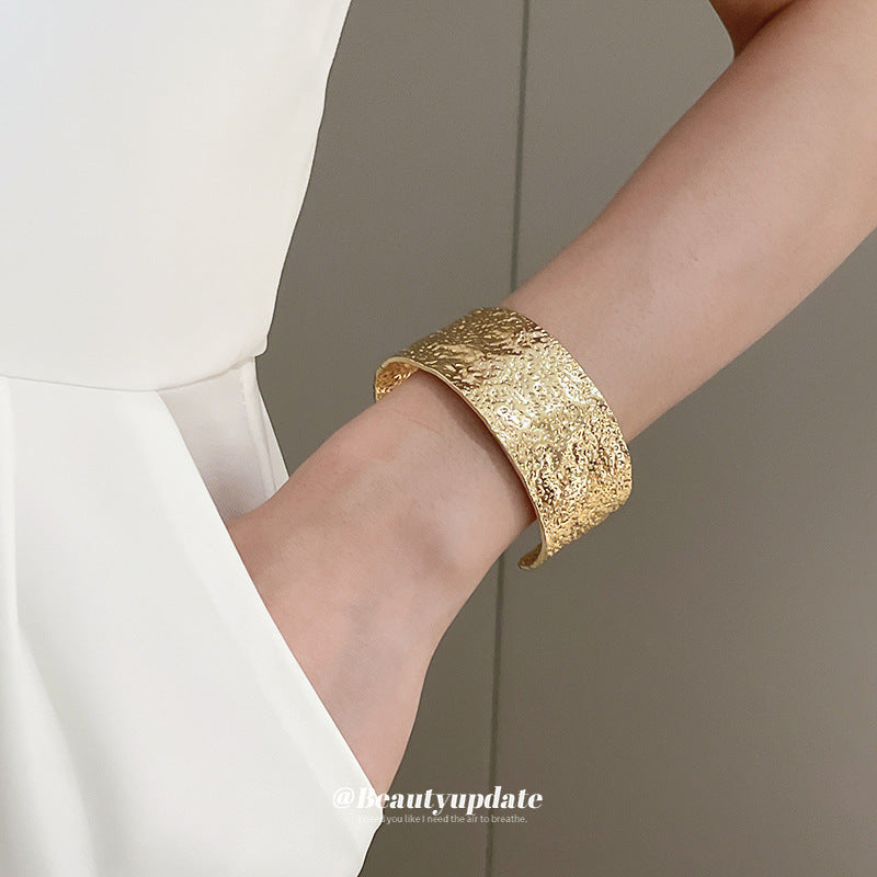 Pulsera de metal con patrón de cuadrícula geométrica de tono frío minimalista con acabado galvanizado para mujer