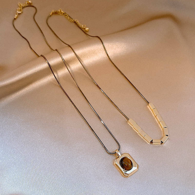 Collana con ciondolo quadrato in rame placcato oro stile retrò Mahlede da donna con design geometrico e catena alla clavicola