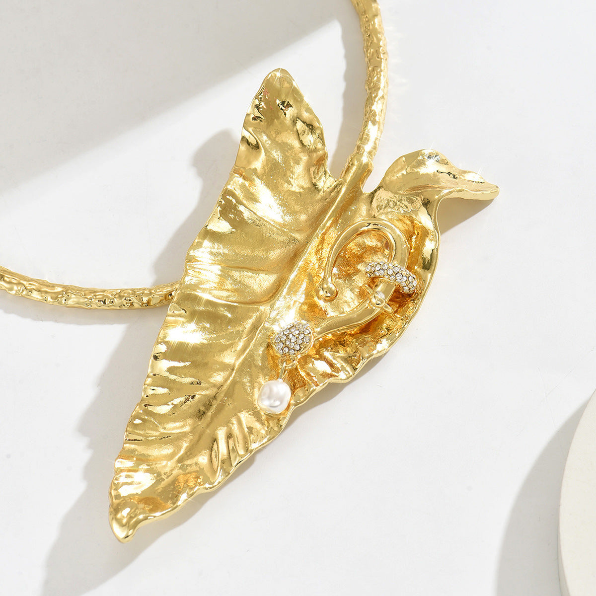 Elegante collar colgante de hoja de plátano para mujer con incrustaciones de pedrería en aleación de zinc, diseño geométrico y floral, estilo cadena de clavícula