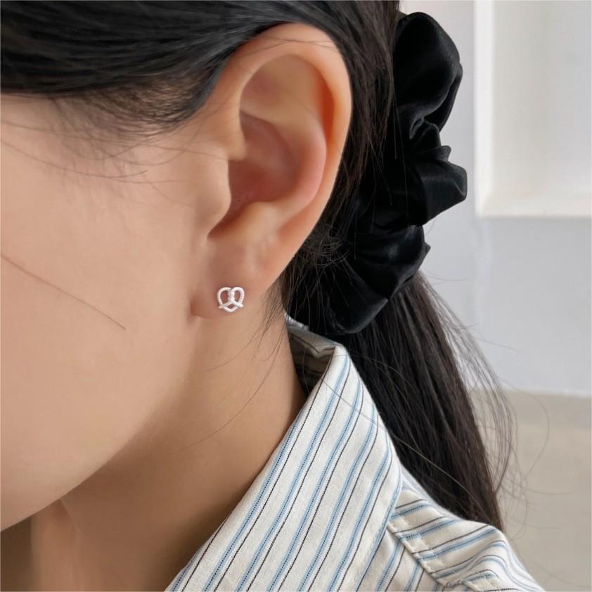 Minimalist Heart-Shaped 925 Sterling Silver Stud Earrings with Twisted Wire Detail and Polished Finish