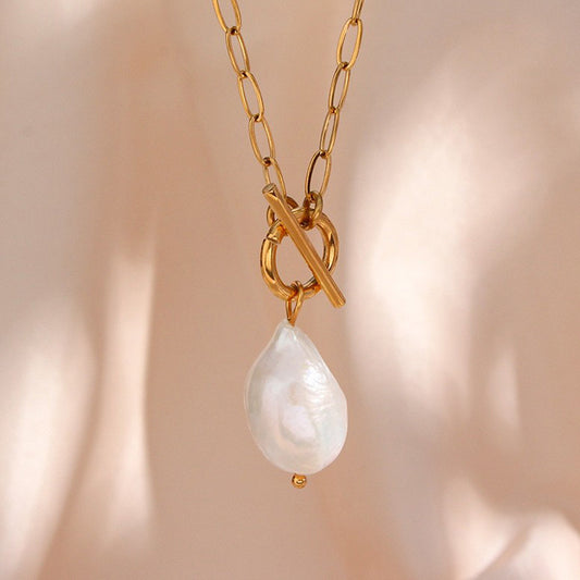 Collana pendente alla moda in perla barocca d'acqua dolce per donna in acciaio inossidabile con design geometrico e finitura placcata