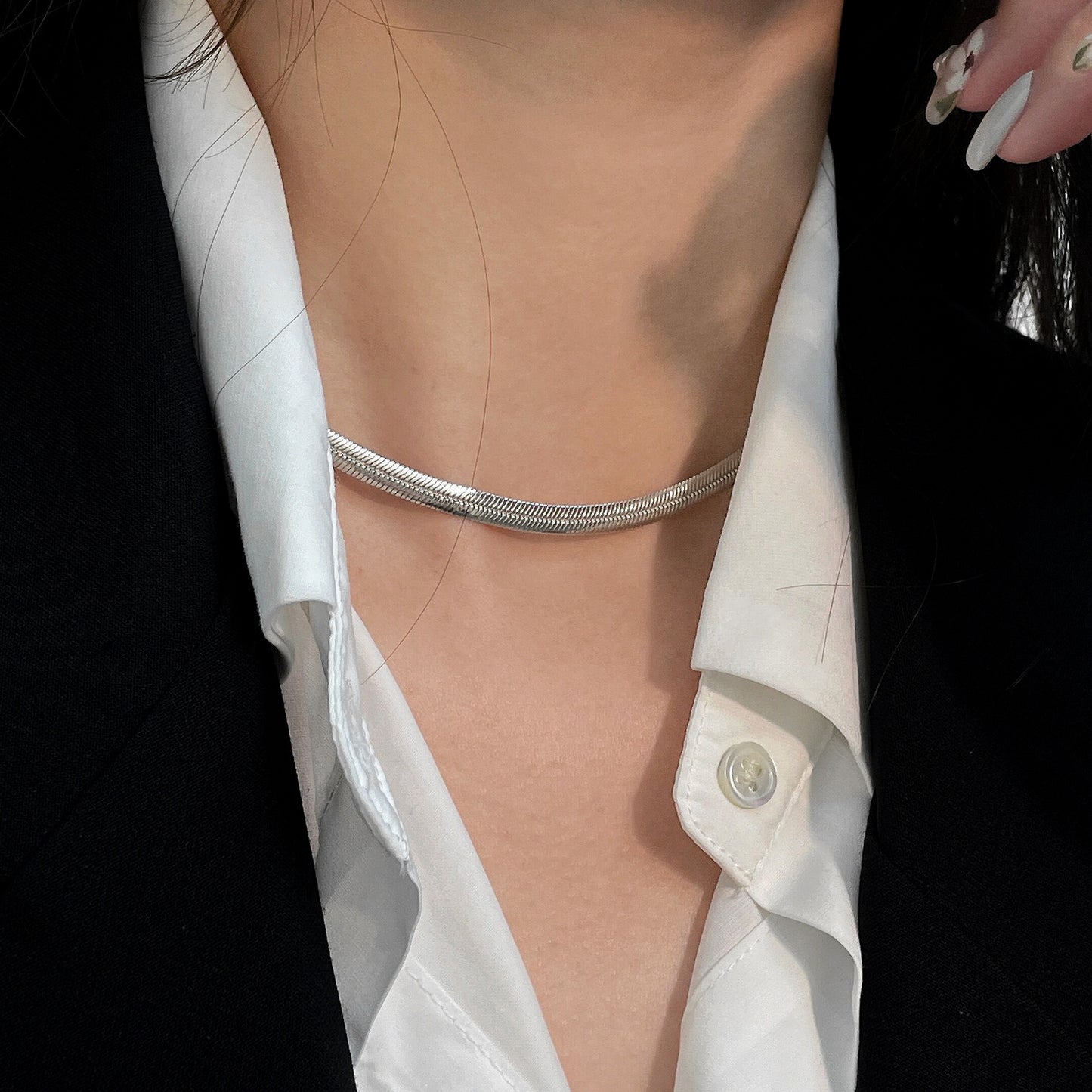 Collar minimalista de cadena de serpiente de acero de titanio en forma de U para mujeres y hombres con acabado pulido y delicado diseño estilo guardapelo