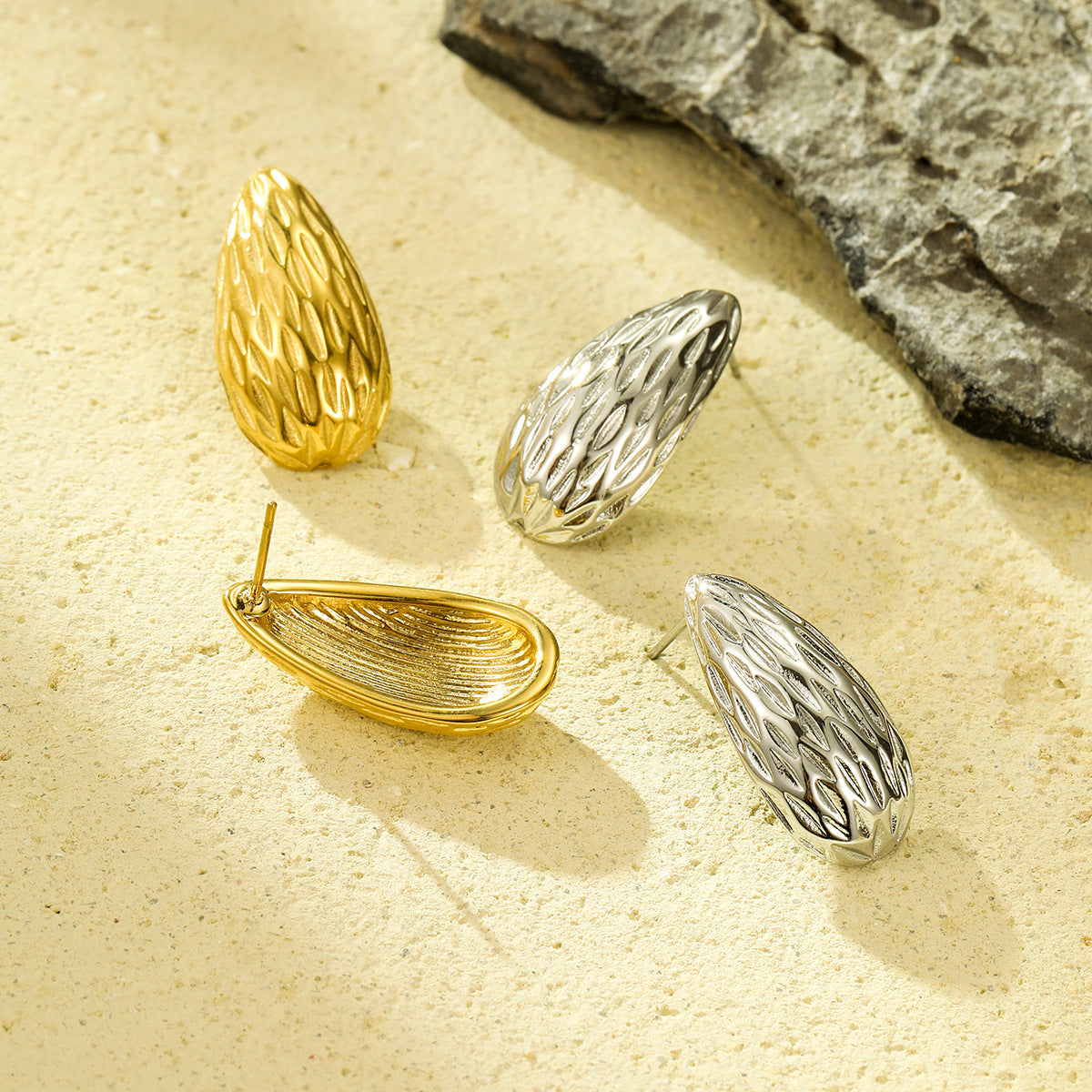 Pendientes de gota de agua de acero inoxidable chapados en oro de 18 quilates de estilo minimalista frío para mujer