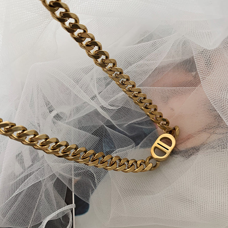Collana Minimalista con Iniziali in Acciaio Titanio Placcato Oro per Donne e Uomini, Catenina Corta Compatibile con Felpe con Cappuccio