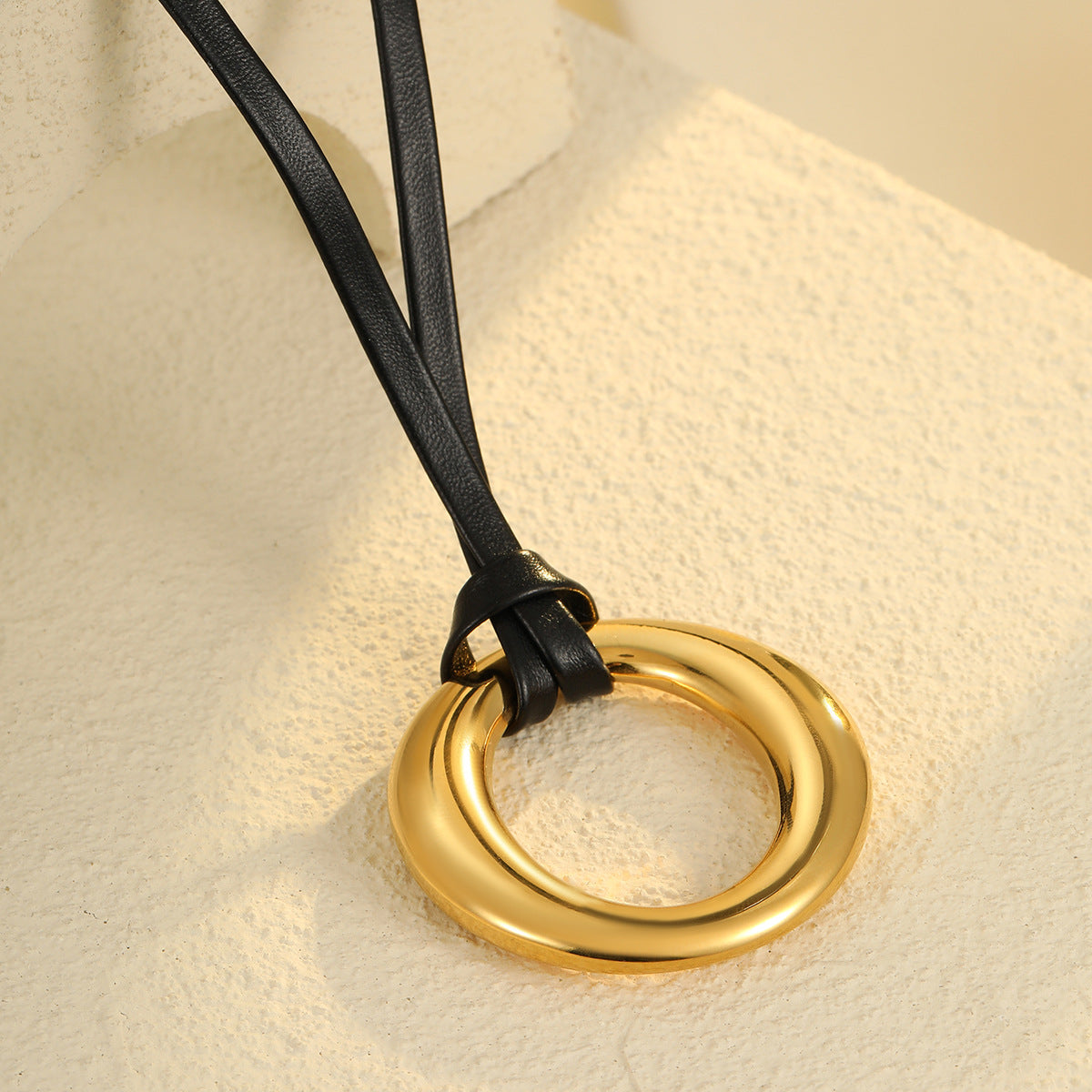 Elegante collar con colgante de corazón hueco para mujer en acero inoxidable con acabado chapado