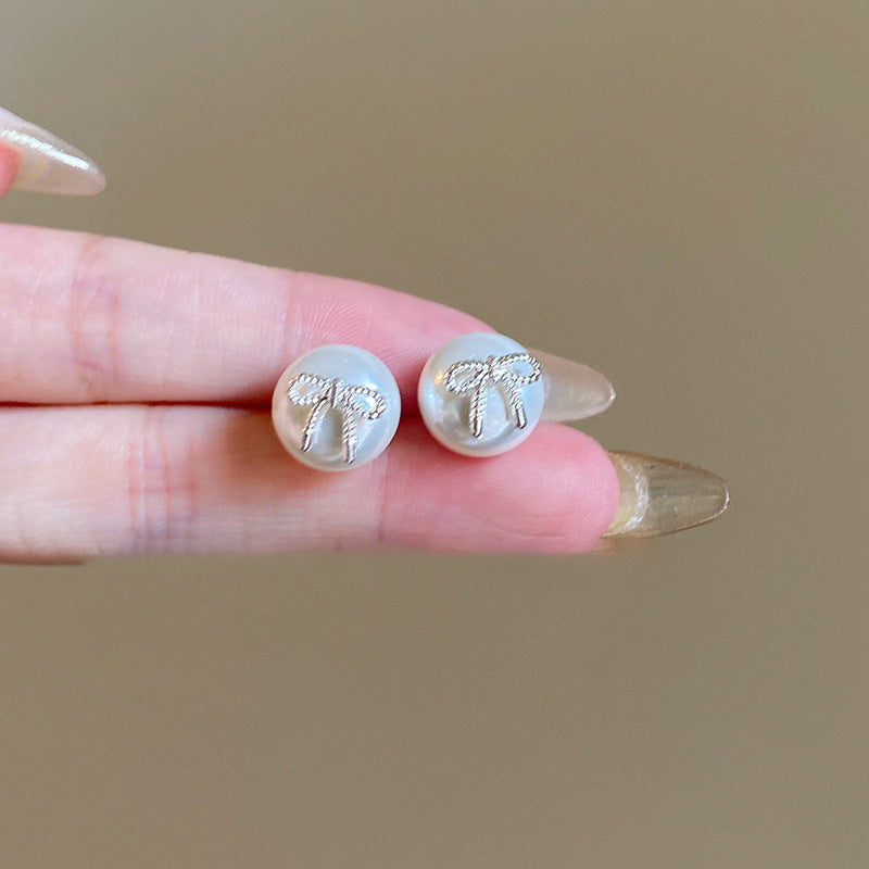 Elegantes pendientes florales de perlas con postes de plata chapados en oro para mujer