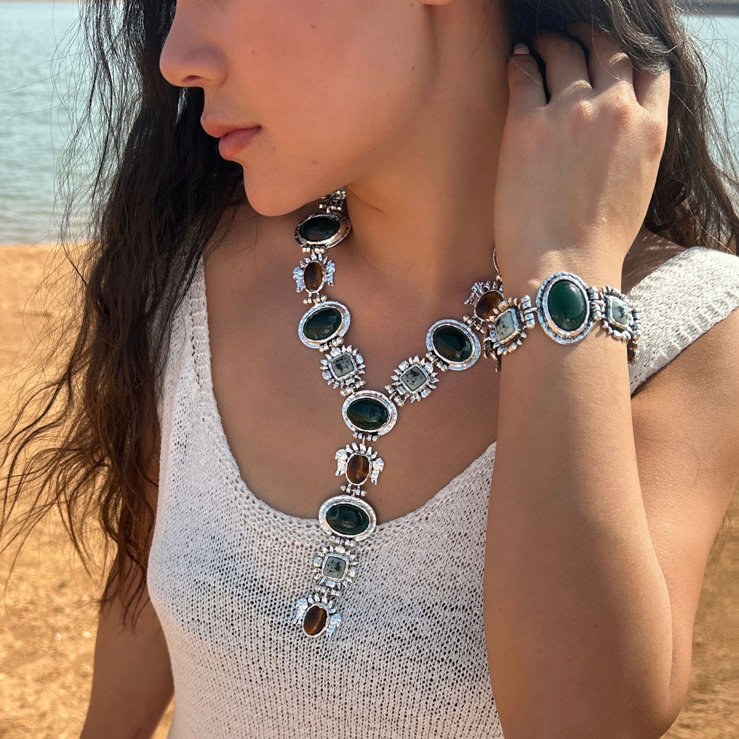 Collana da donna vintage bohémien in lega e resina placcata con motivo geometrico