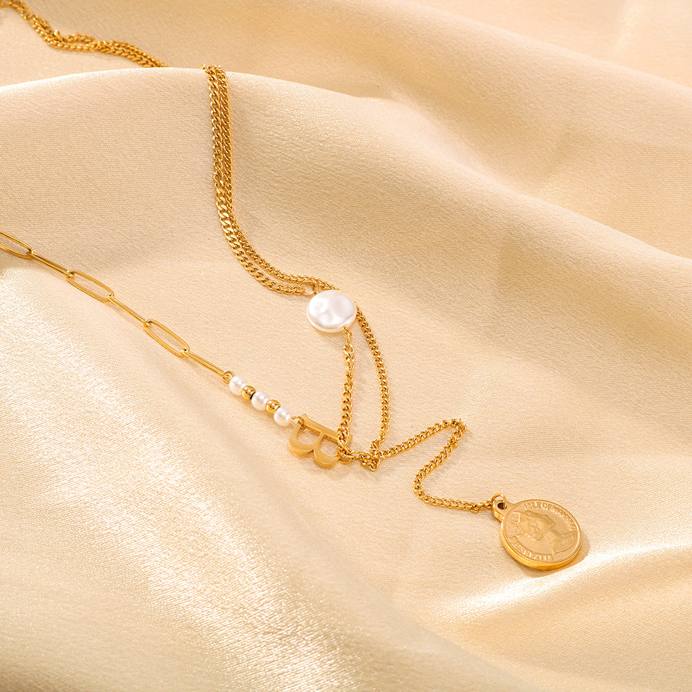 Collana con Pendente Ritratto Dea Barocca con Catena a O a Doppio Strato Asimmetrica, Acciaio Inossidabile e Acciaio al Titanio, Placcato Oro, Dettagli in Perle, Design con Lettere Geometriche