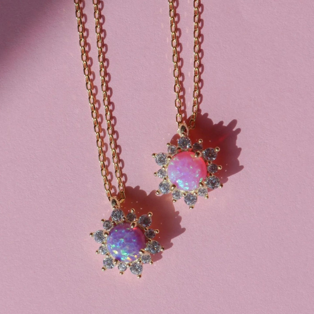 Collana con ciondolo artistico in opale geometrico con stelle in zirconia micro-pavé su catena in rame da donna