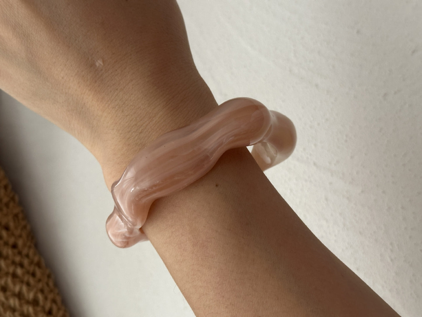 Bracciale da donna minimalista con olio a goccia in resina geometrica sfumata