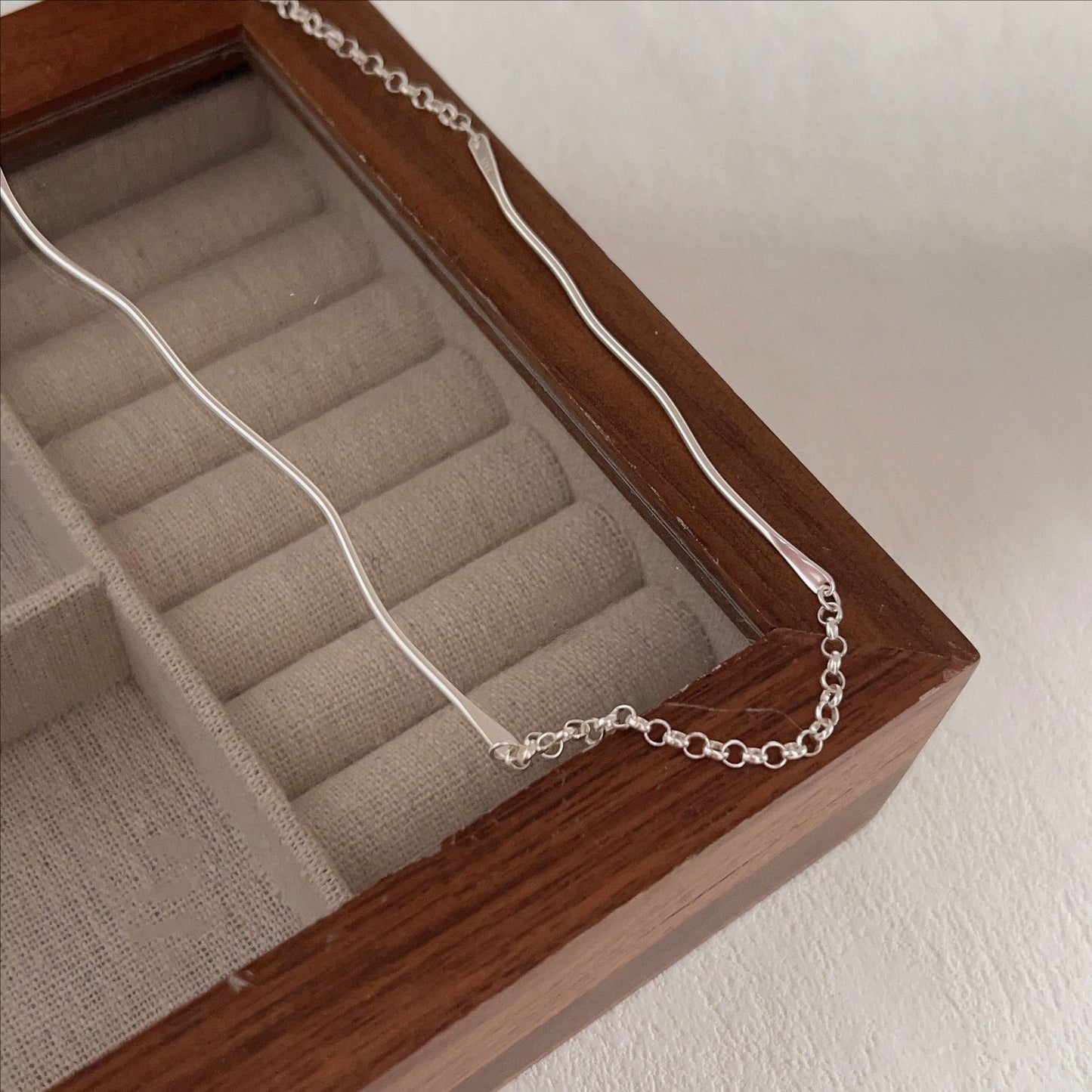 Minimalist Geometric Irregular Line Necklace in 925 Sterling Silver with Tulip Motif on Snake Chain