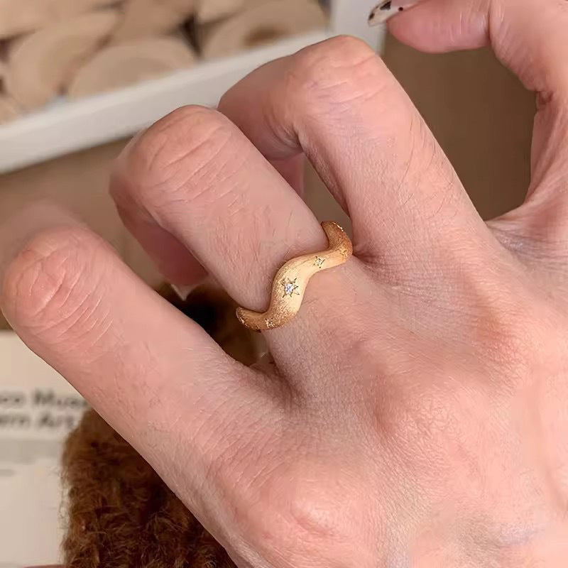 Anello da donna aperto a rombo a forma di fiore di iris in rame con intarsio di zirconi, ispirato al vintage
