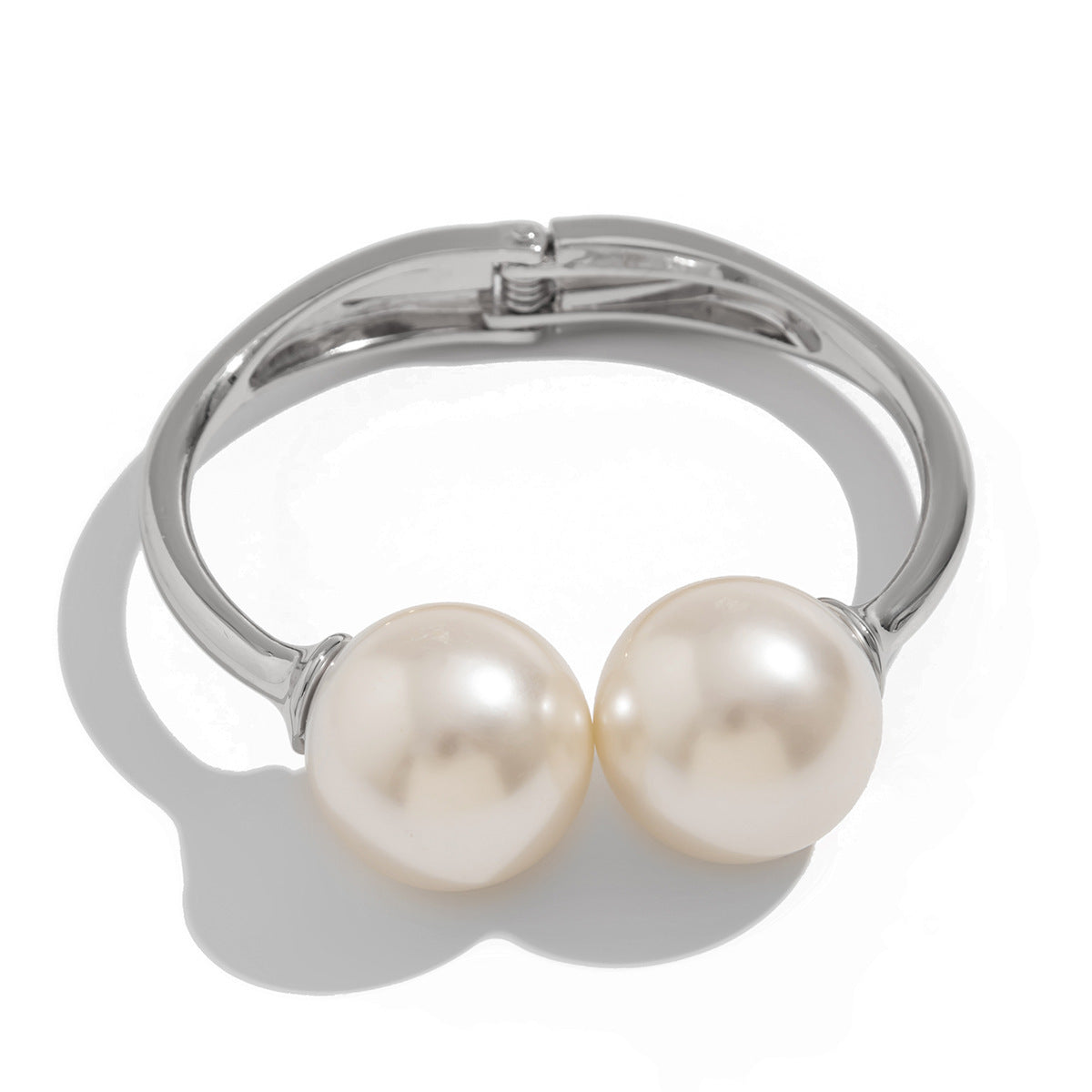 Bracciale Rigido Aperto Stile Perla Oversize con Fascia Larga, Texture a Goccia, Lega Galvanizzata, Chiusura a Molla