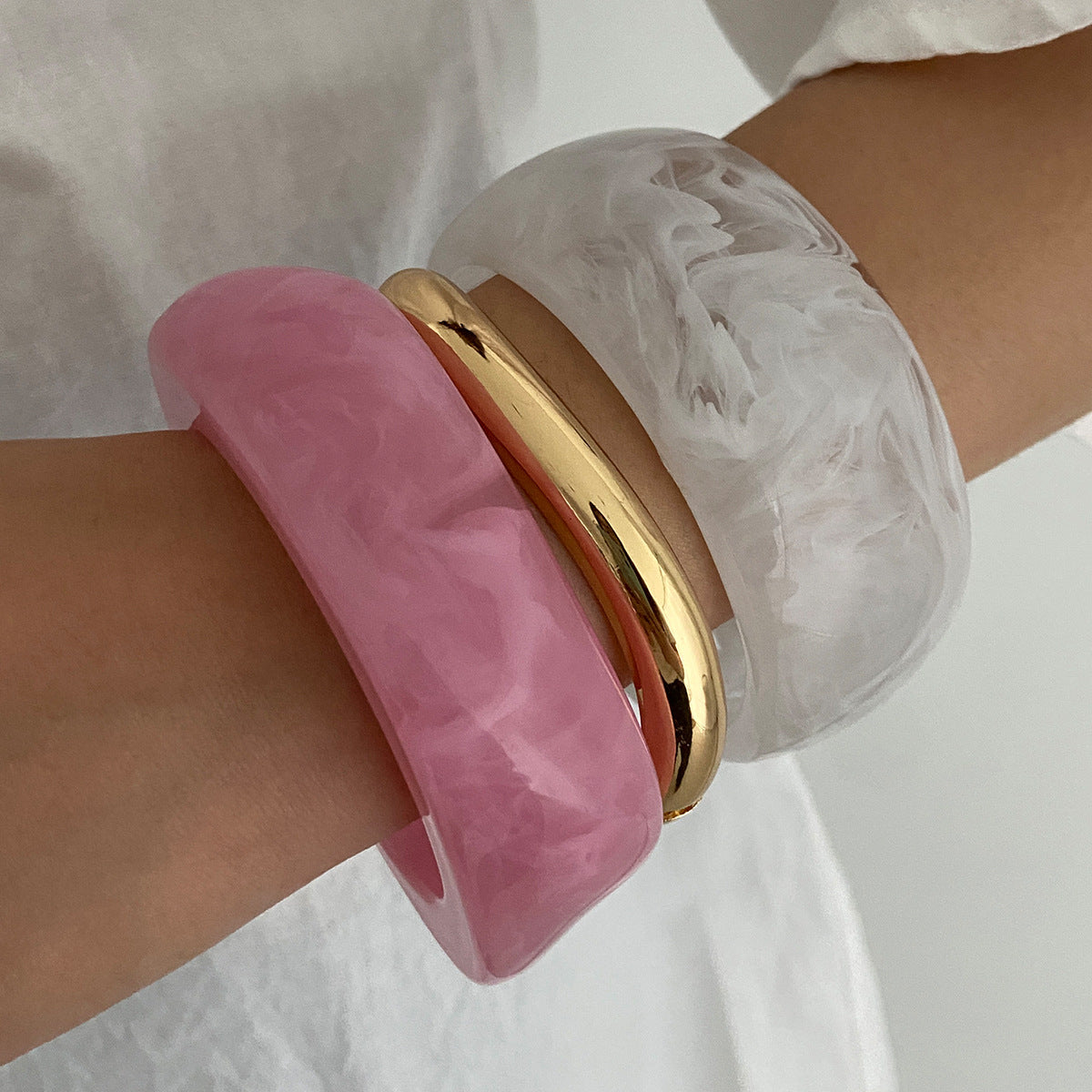 Pulsera geométrica única de acrílico y aleación para mujer con textura marmoleada y acabado chapado