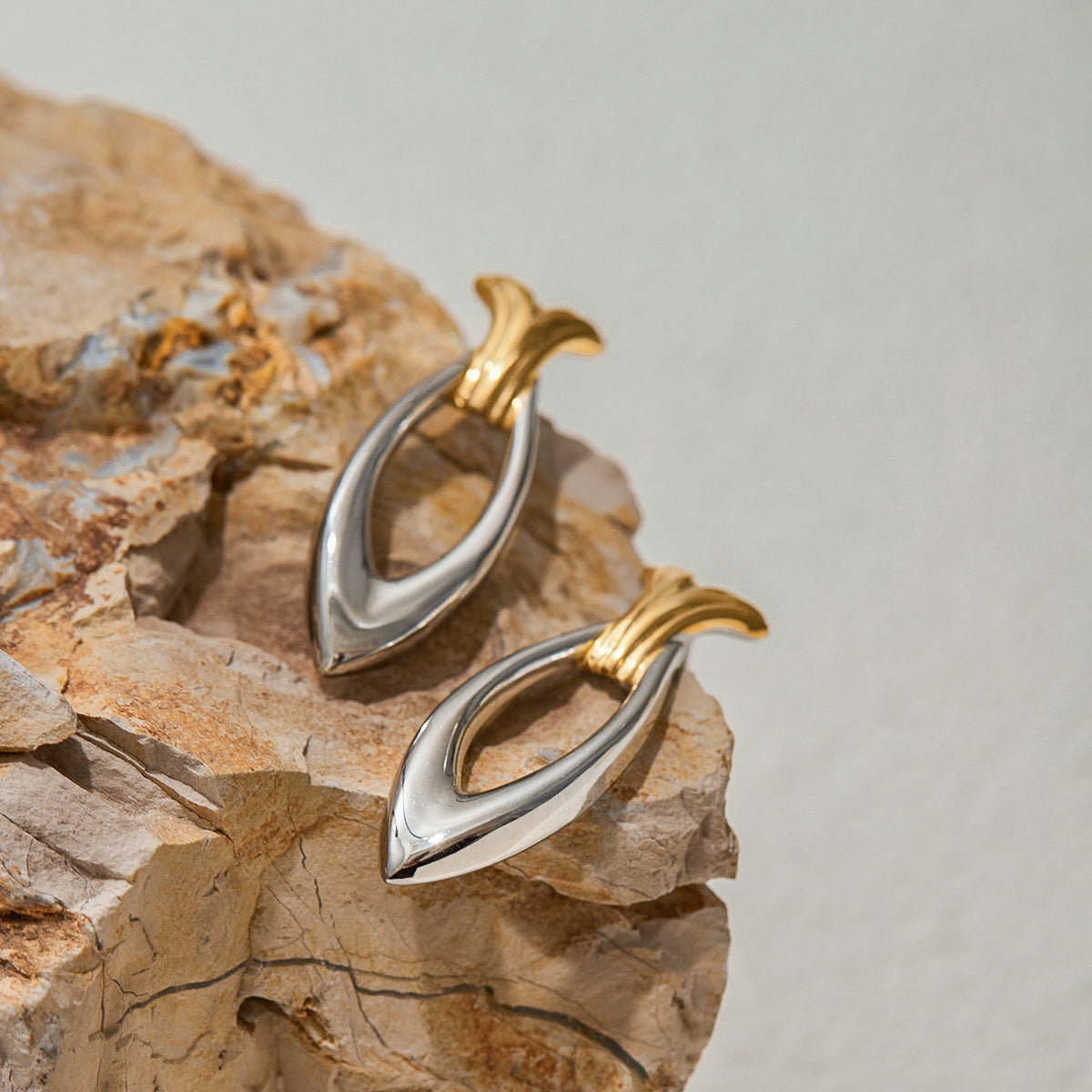 Orecchini a perno geometrici minimalisti in acciaio inossidabile con finitura galvanica per donna, gioielli di lusso ipoallergenici e resistenti allo sbiadimento