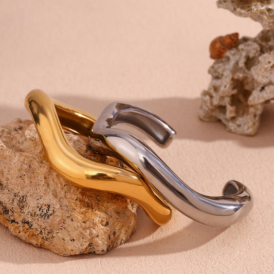 Pulsera minimalista de acero inoxidable chapada en oro de 18 quilates con diseño de onda líquida e irregular, para mujer