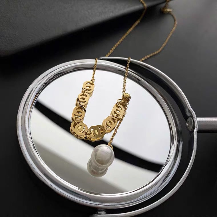 Collana con Pendente a Doppio Anello Geometrico Minimalista da Donna in Acciaio al Titanio con Finitura Placcata, Catena Regolabile per Clavicola
