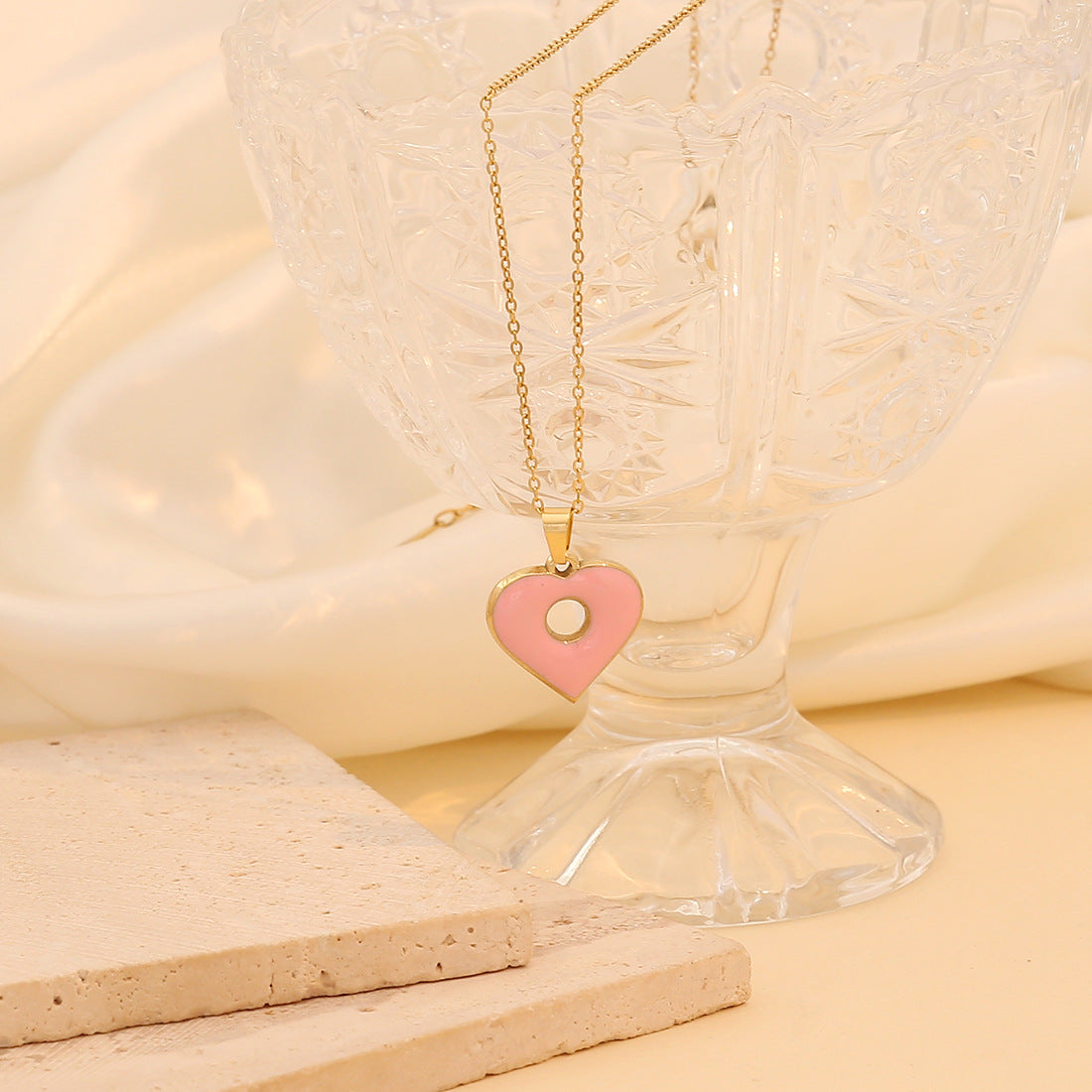 Collana con Ciondolo a Cuore in Acciaio Inox alla Moda per Donna con Stile da Ufficio Moderno
