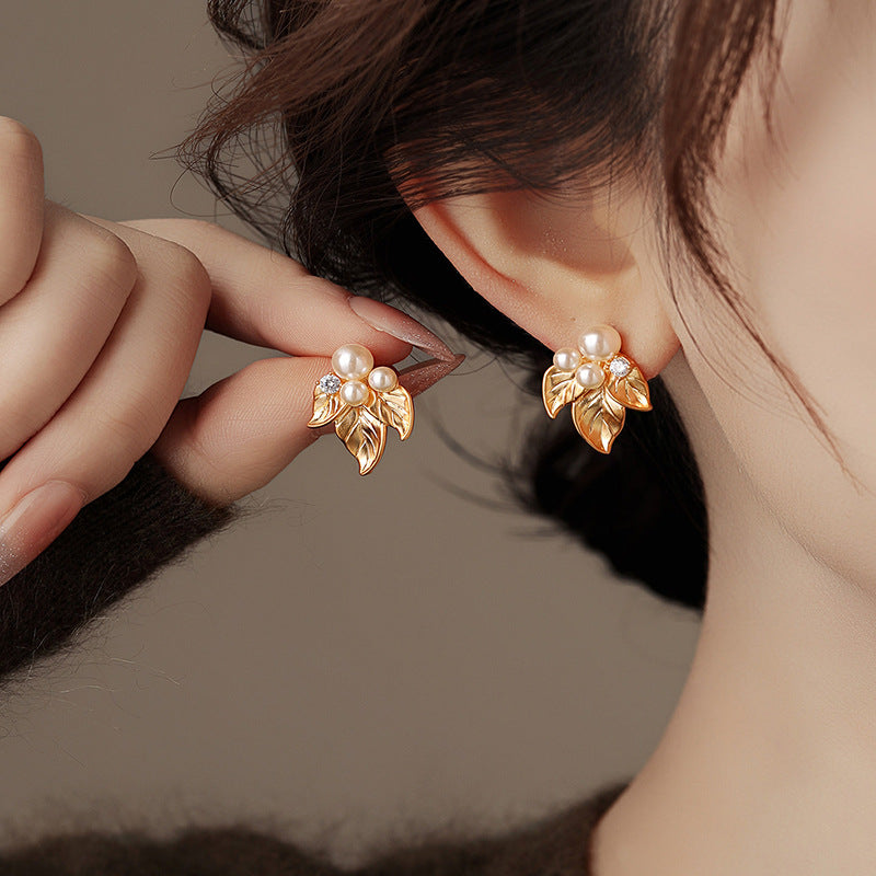 Elegantes pendientes de perlas con forma de hoja, de estilo vintage francés, para mujer, con postes de acero chapado