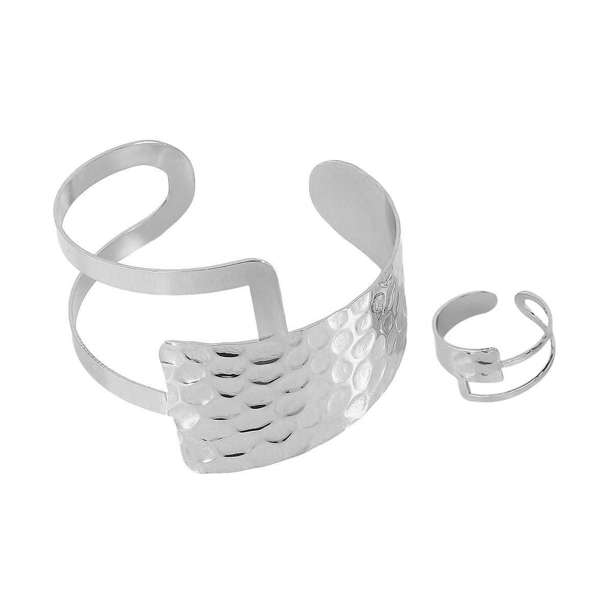 Set bracciale rigido aperto e anello geometrici minimalisti con design irregolare e asimmetrico per l'uso quotidiano e occasioni formali