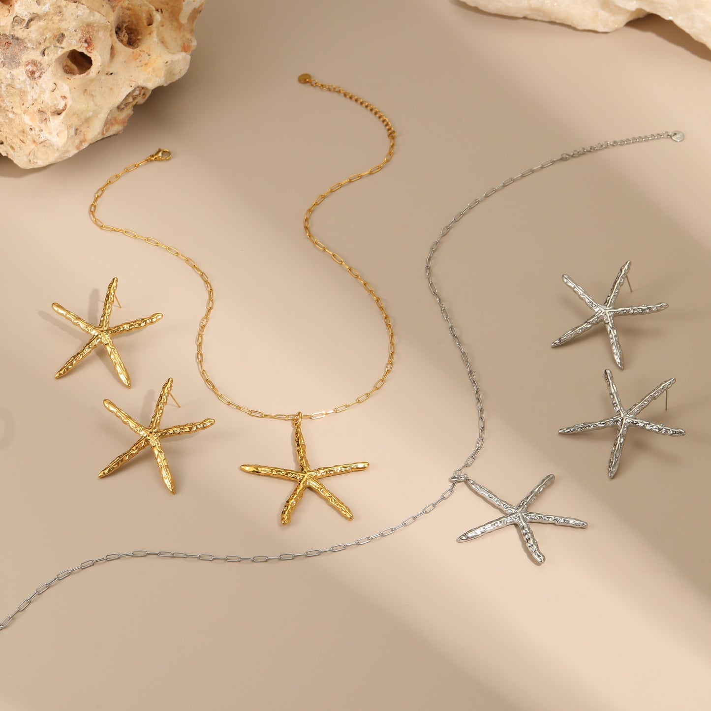 Elegante collar con colgante de estrella de mar de inspiración marina en acero inoxidable con textura martillada y acabado galvanizado para mujer