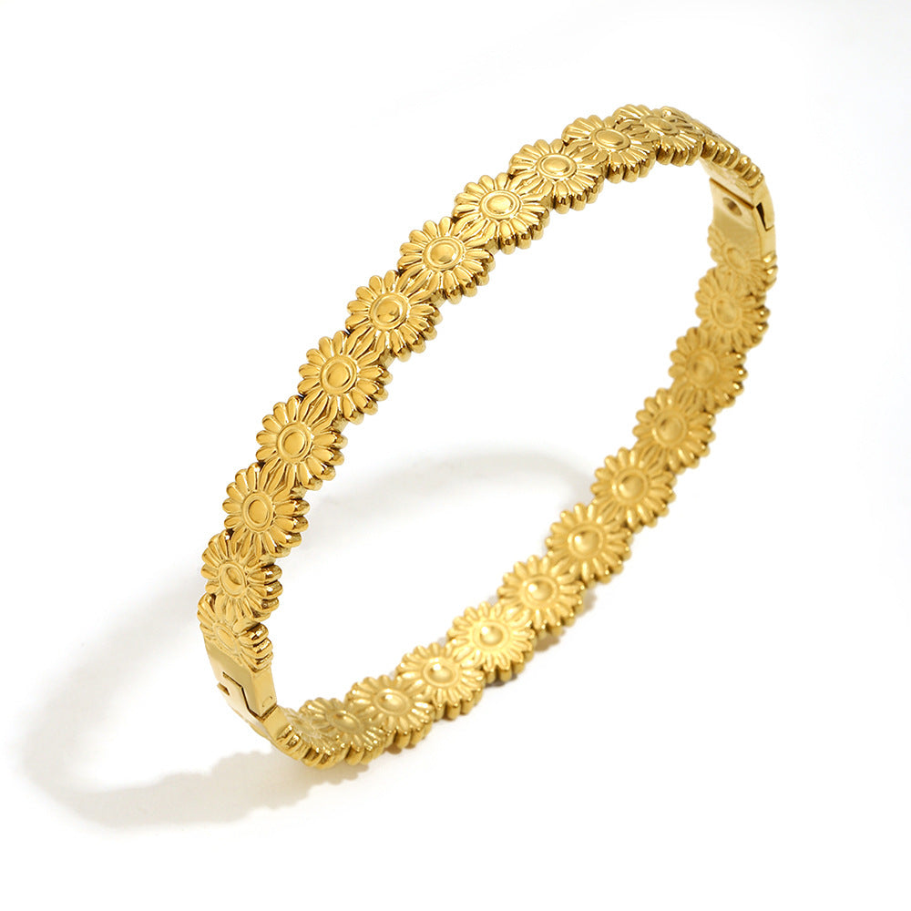 Fashionable Daisy-Shaped Stainless Steel Plated 18K Gold Cuff Bracelet for Women