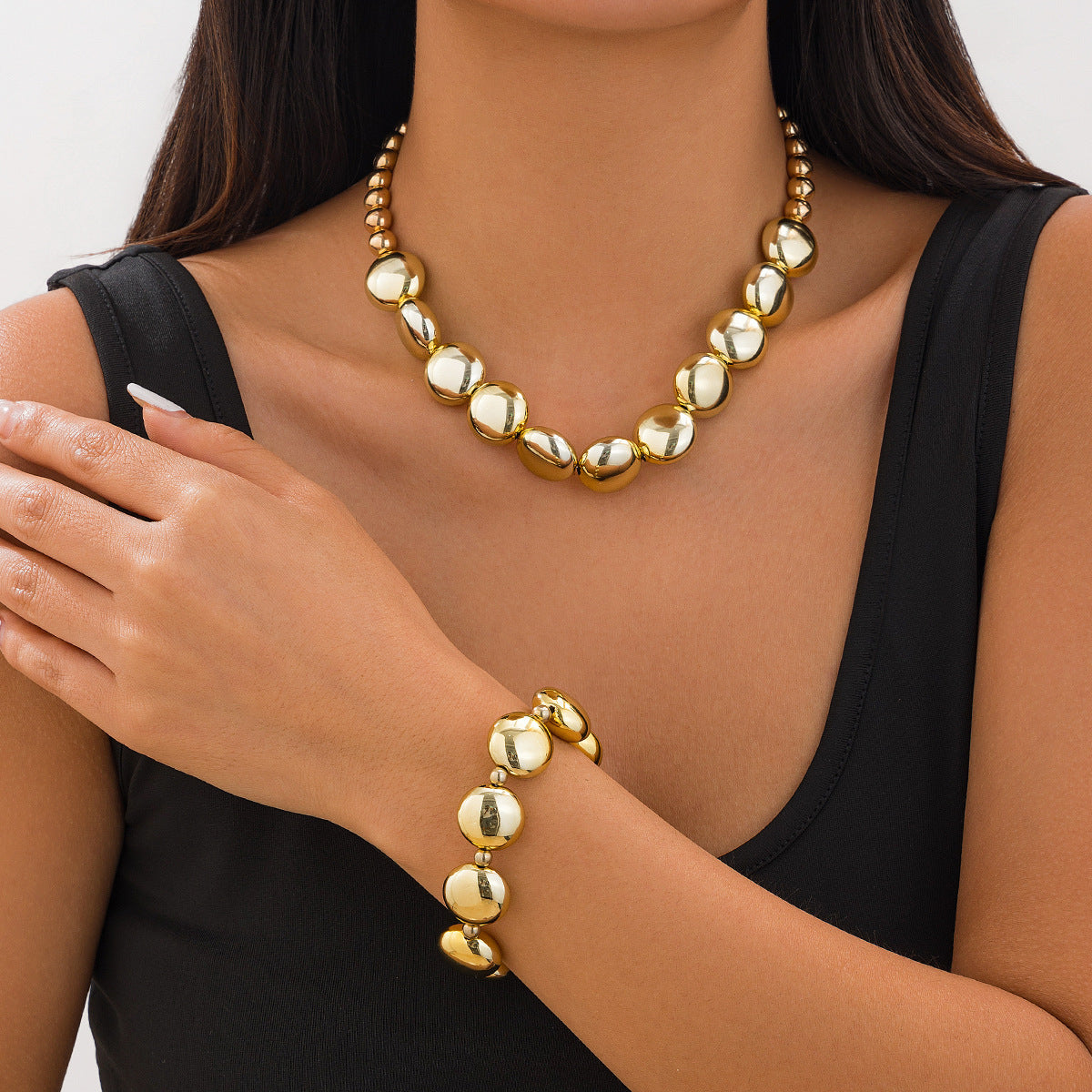 Collana da donna con clavicola geometrica testurizzata, pendente in lega con finitura galvanica e dettagli esagonali