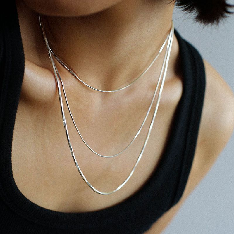 Collar Minimalista de Cadena de Serpiente de Acero Inoxidable en Capas para Hombres y Mujeres con Diseño en Forma de U y Acabado Bañado