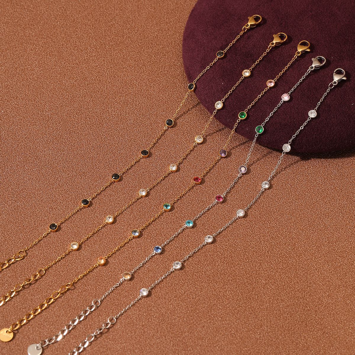 Pulsera geométrica redonda minimalista de moda para mujer de acero inoxidable con acabado en oro de 18 quilates chapado al vacío e incrustaciones de pedrería de colores