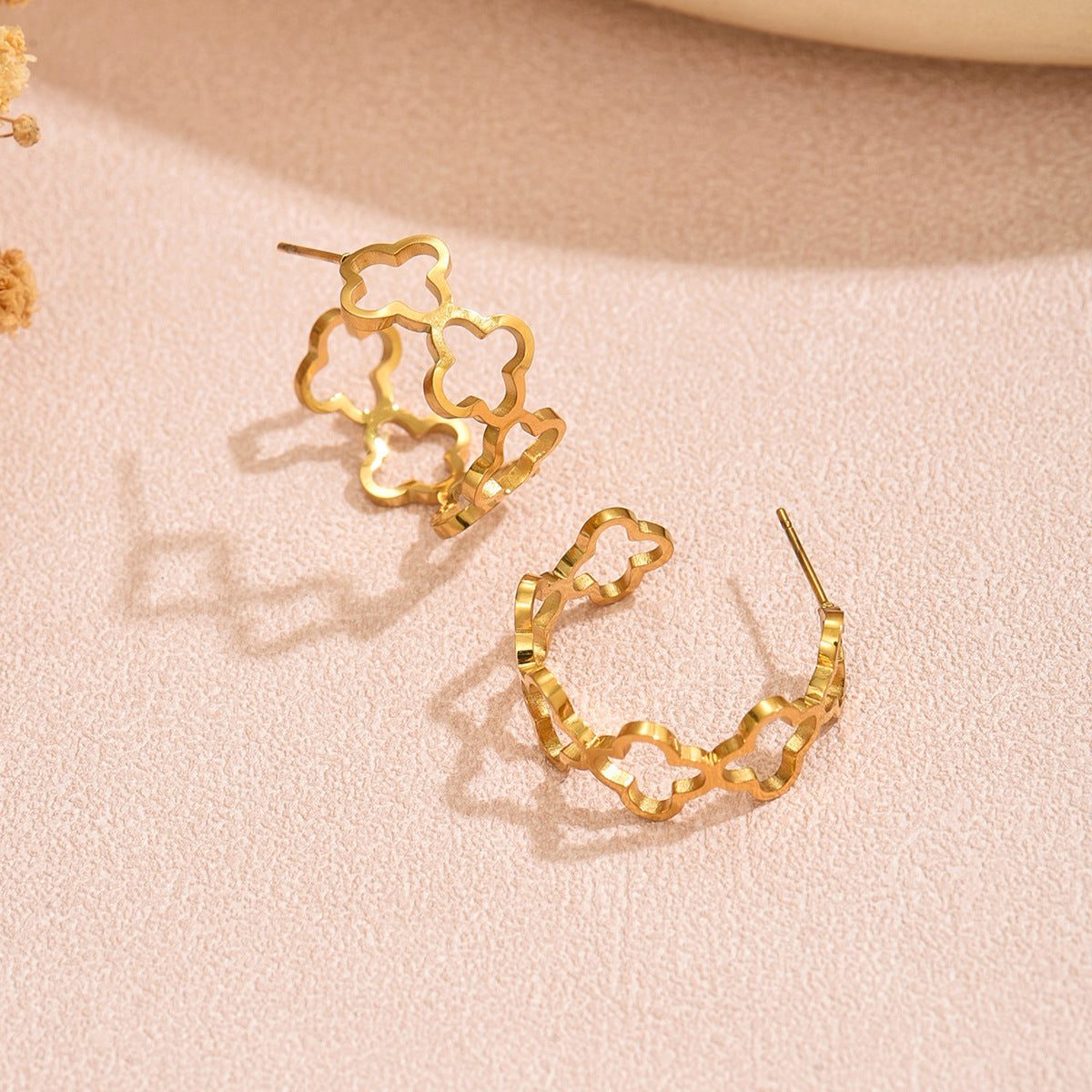 Elegant 18K Gold Plated Stainless Steel Hollow Four-Leaf Clover Floral Hoop Earrings for Women