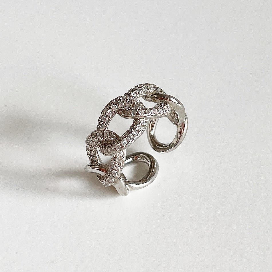 Anello geometrico placcato in argento sterling 925 con zirconi cubici microincastonati e dettaglio a nodo