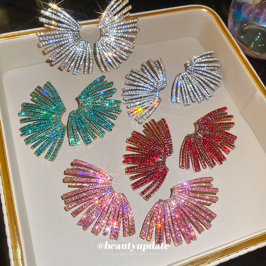 Orecchini a perno geometrici a forma di ventaglio in lega con intarsi in strass da donna, dal design alla moda ed elegante