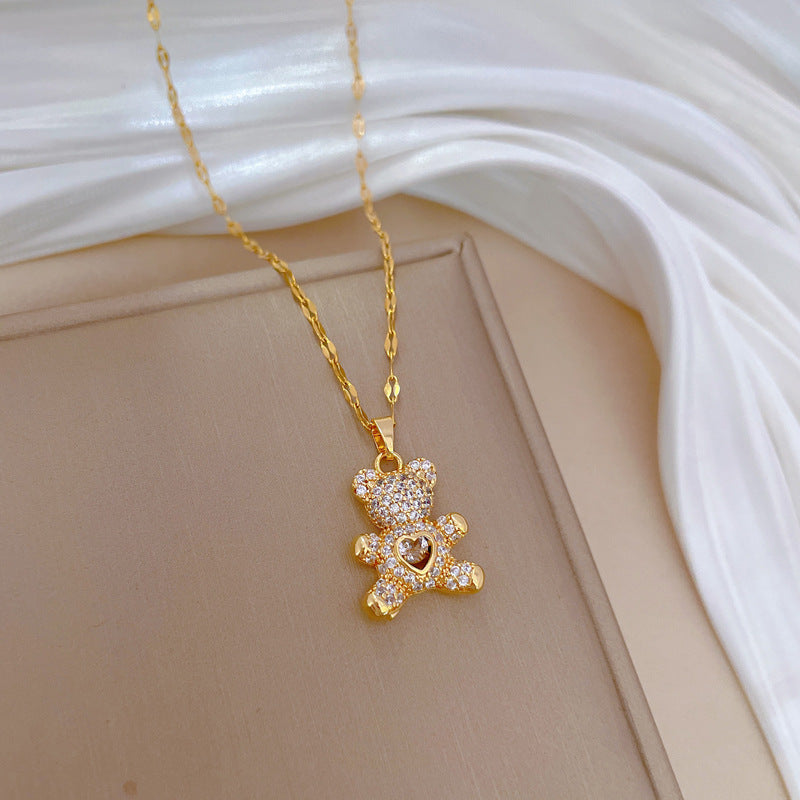 Collana con Ciondolo Orsetto in Acciaio al Titanio con Strass Micro-Incastonati, Catena Regolabile alla Clavicola, Stile Cartone Animato Minimalista