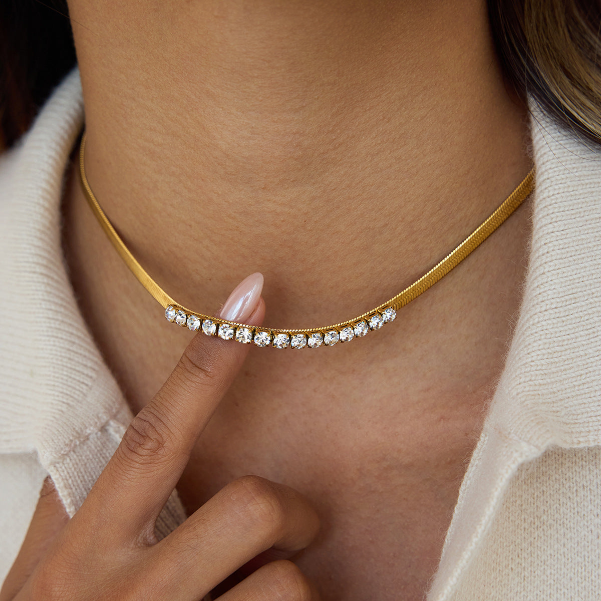 Collana con Ciondolo a Cuore Geometrico Minimalista in Acciaio al Titanio con Intarsio di Zirconi e Placcatura in Oro PVD da Donna
